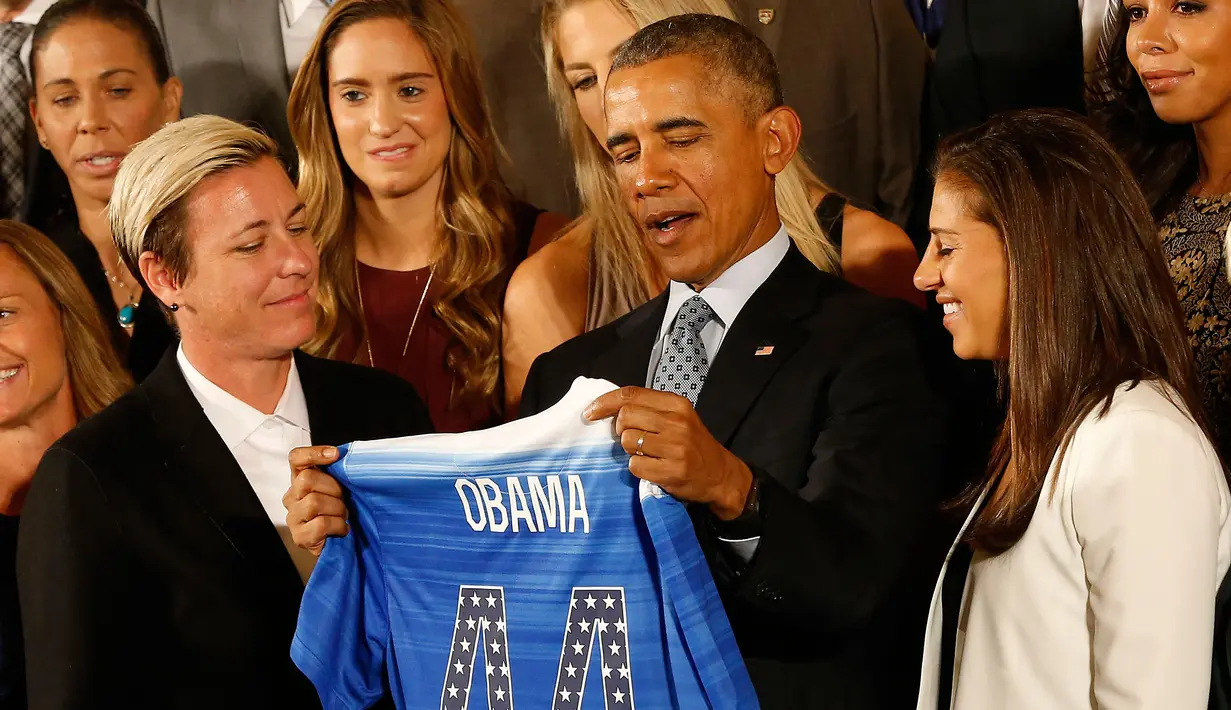 Presiden AS Barack Obama memegang jersey kehormatan saat merayakan kemenangan tim sepakbola putri Amerika pada turnamen Piala Dunia Sepakbola Putri 2015 di Gedung Putih, Washington, Selasa (27/10). (Geoff Burke-USA TODAY Sports)