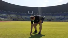 Pelatih Persib Bandung, Robert Alberts, tengah mengecek kondisi lapangan di Stadion Gelora Bandung Lautan Api (GBLA), Selasa (30/6/2020). (Bola.com/Erwin Snaz)