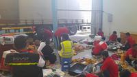 Koper jemaah haji Indonesia dibongkar paksa karena kelebihan beban yang ditentukan hingga berisi barang bawaan yang dilarang. Salah satu barang bawaan dilarang yang banyak ditemukan di dalam koper adalah air zamzam. (FOTO: MCH PPIH ARAB SAUDI 2023)