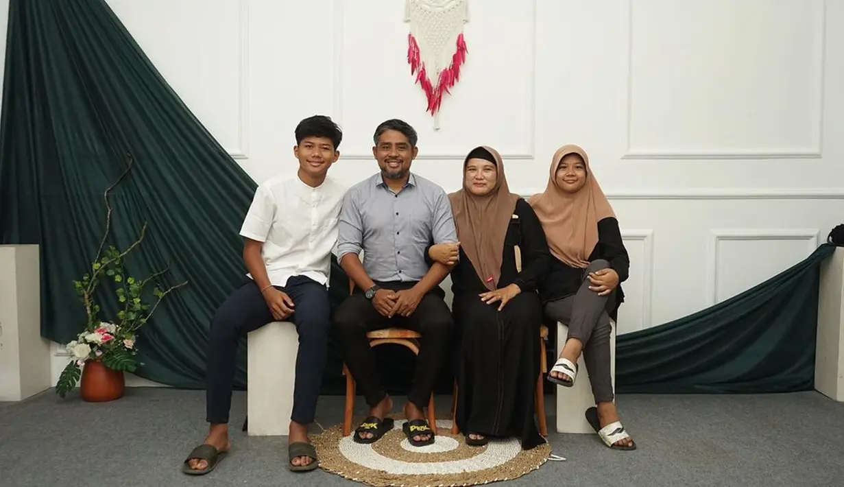 Arkhan Kaka mengunggah foto bersama keluarganya di Instagram. Potret ke bersamaan Arkhan Kaka dengan keluarganya ini curi perhatian. Sang ayah selalu perhatian dengan tumbuh kembang Kaka dengan beri banyak saran terkait karier sepak bola sang anak. (Liputan6.com/IG/arkhan8kaka)