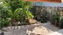 Di area depan terdapat taman kecil yang jadi pemanis rumah. Ia juga memberi kesan adem dan asri. [YouTube Bella Bonita]