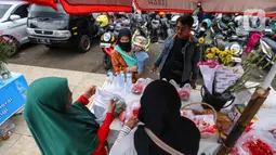 Tradisi menjelang Ramadan menjadi peluang mendapatkan rejeki tambahan bagi penjual bunga tabur dadakan di depan TPU Karet Bivak. (Liputan6.com/Angga Yuniar)