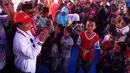 Menteri Badan Usaha Milik Negara (BUMN) Rini Soemarno menghibur anak-anak saat mengunjungi pengungsian di Desa Sembalun Bumbung, Lombok, NTB, Minggu (25/8). Tercatat 50 BUMN menyalurkan bantuan total mencapai Rp 13,2 M, (Liputan6.com/HO/Eko)