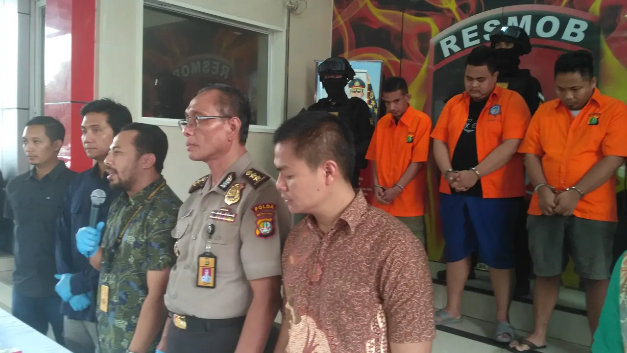 Polisi merilis kasus pembobolan akun driver ojek online (Merdeka.com/Ronald)