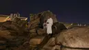 Umat Muslim menunaikan salat di puncak bukit berbatu yang dikenal sebagai Jabal Rahmah atau Gunung Rahmat, di Dataran Arafah, selama ibadah haji tahunan di dekat kota suci Mekah, Arab Saudi, Selasa 26 Mei 2026. (AP Photo/Altaf Qadri)