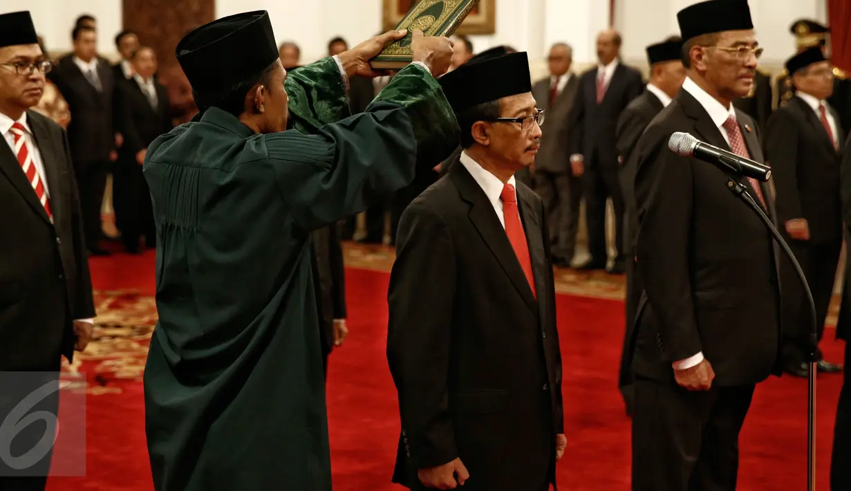 10 Dubes luar biasa dan berkuasa penuh (LBBP) ‎RI untuk negara-negara sahabat diambil sumpah jabatannya di Istana Negara, Jakarta, Kamis (25/2). Pelantikan disaksikan Wapres Jusuf Kalla dan jajaran menteri Kabinet Kerja. (Liputan6.com/Faizal Fanani)