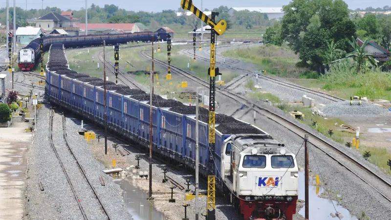 Kereta Api pengangkut batu bara yang dioperasikan KAI Logistik