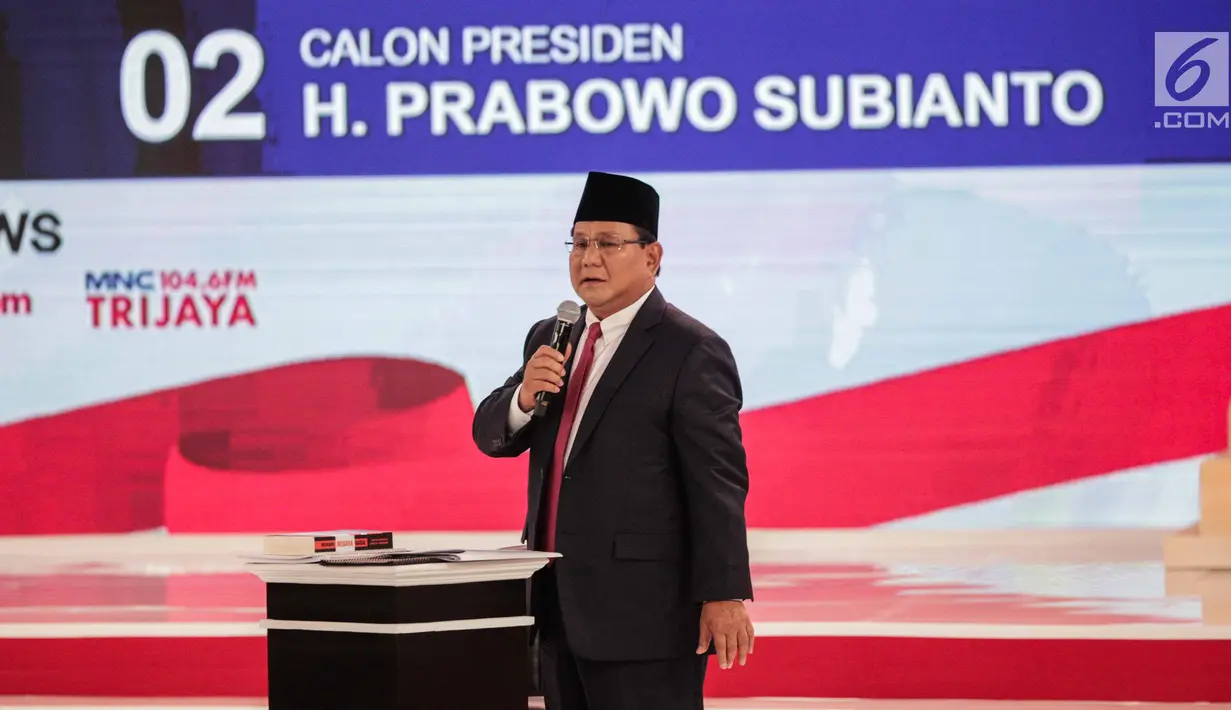 Calon presiden nomor urut 02 Prabowo Subianto memberi paparannya dalam debat kedua Pilpres 2019 di Hotel Sultan, Jakarta, Minggu (17/2). Debat dipimpin oleh Tommy Tjokro dan Anisha Dasuki. (Liputan6.com/Faizal Fanani)