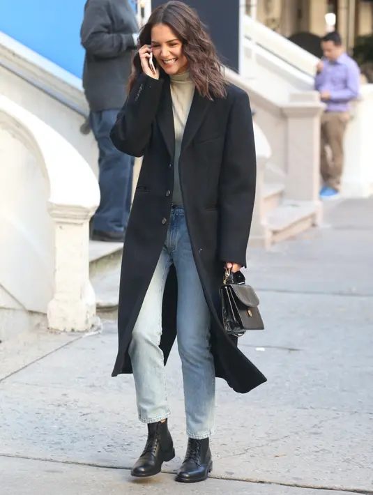 Menghadirkan nuansa musim gugur, Katie Holmes tampil mengenakan mantel wol, sweater polo-neck, dan tas Bienen Davis Charlie. Foto: Vogue.