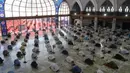 Umat muslim menerapkan jaga jarak aman atau physical distancing saat melaksanakan salat Jumat berjemaah selama Ramadan di Masjid Data Darbar, Lahore, Pakistan, Jumat (1/5/2020). Umat muslim dunia melaksanakan Ramadan tahun ini di tengah pandemi COVID-19. (ARIF ALI/AFP)