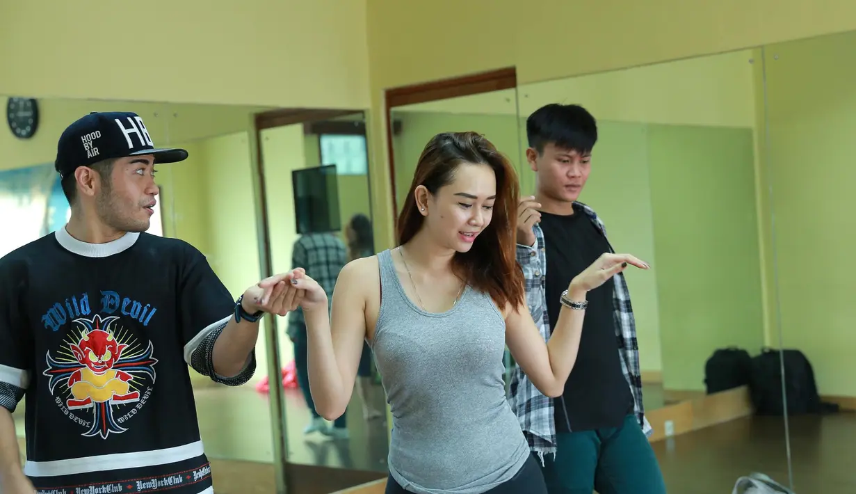 Aura Kasih sendiri mengaku sudah sejak lama memang sudah menyukai musik-musik electronic dance. (Galih W. Satria/Bintang.com)