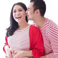 Raffi Ahmad dan Nagita Slavina terlihat serasi mengenakan busana merah putih untuk mengabadikan momen kehamilan Nagita. (via instagram/@raffinagita1717)