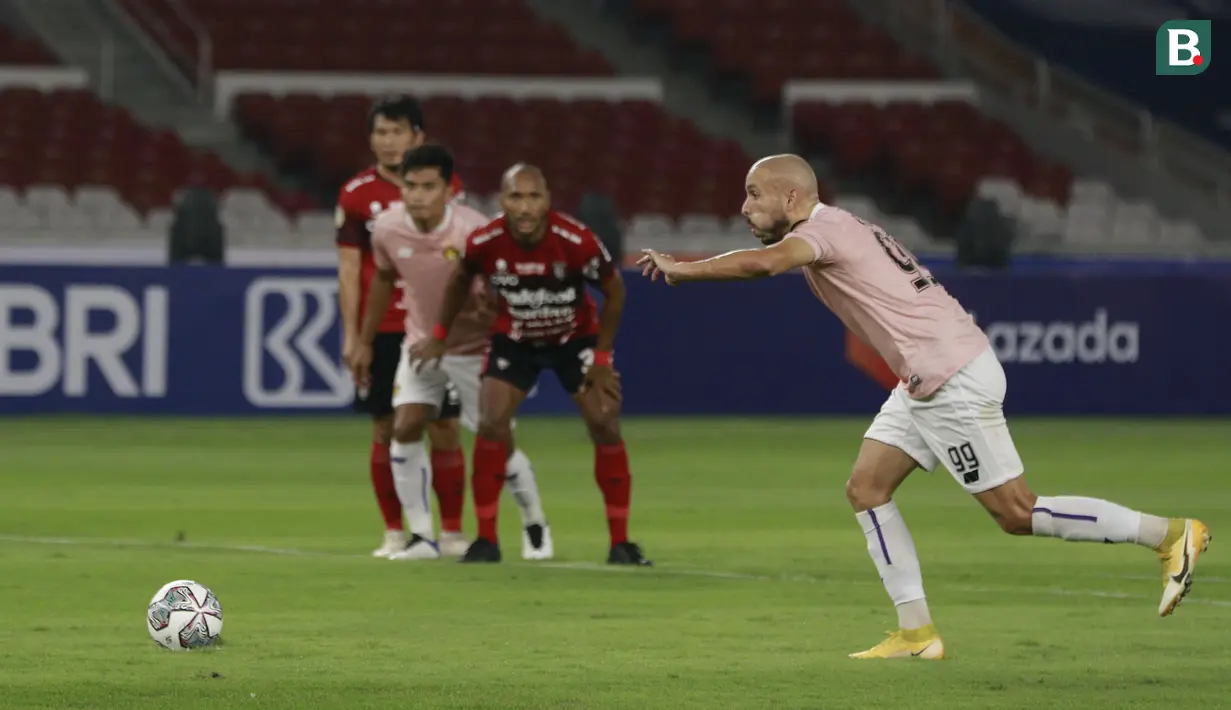 Pemain Persik Youssef Ezzejjari melakukan eksekusi penalti dalam laga pembukaan BRI Liga 1 2021/2022 antara Bali United melawan Persik Kediri di Stadion Utama Gelora Bung Karno, Jumat (27/8/2021). (Foto: Bola.com/Ikhwan Yanuar)