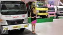 Seorang wanita cantik berpose dengan salah satu mobil yang dipamerkan pada Auto Show GIIAS 2015, Jakarta, Jumat (21/8/2015). Kehadiran para wanita cantik menjadi warna tersendiri pada acara pameran tersebut. (Liputan6.com/Helmi Afandi)