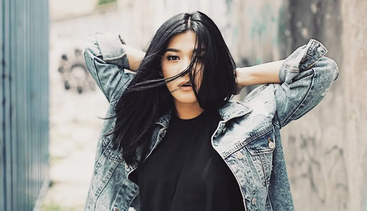 Meskipun jarang mengenakan pakaian yang terbuka, akan tetapi Nasylia Mirdad tetap cantik menawan. (Foto: instagram.com/naymirdad)