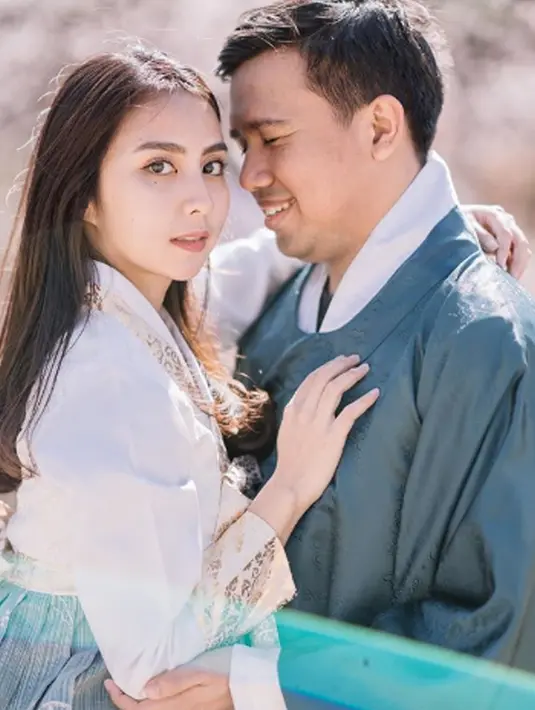 Salah satu potret liburan Jojo dan Clairine di Korea Selatan nih!  Bagi yang jomblo, harap bersabar ya! (Liputan6.com/IG/clairineclay)