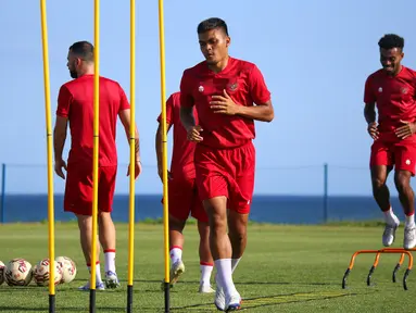Timnas Indonesia melakoni sesi latihan rutin pada Rabu (07/12/2022) sebagai bentuk persiapan untuk Piala AFF 2022 yang berlangsung di raining Ground Bali United, pantai Purnama, Kabupaten Gianyar. (Bola.com/Maheswara Putra)