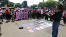 Dalam aksi unjuk rasa ini, para pedemo hadir mengenakan dress code merah muda dan hitam. (Kapanlagi.com/Budy Santoso)