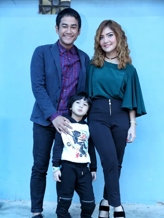 "Kalau sama mantan mah selalu nge-keep relationship yang baik. Gue selalu sama mantan kalau bisa tetap jaga hubungan baik, kalau musuhan itu kayak aneh saja," ujar pemain film Surat Kecil Untuk Tuhan ini. (Adrian Putra/Bintang.com)