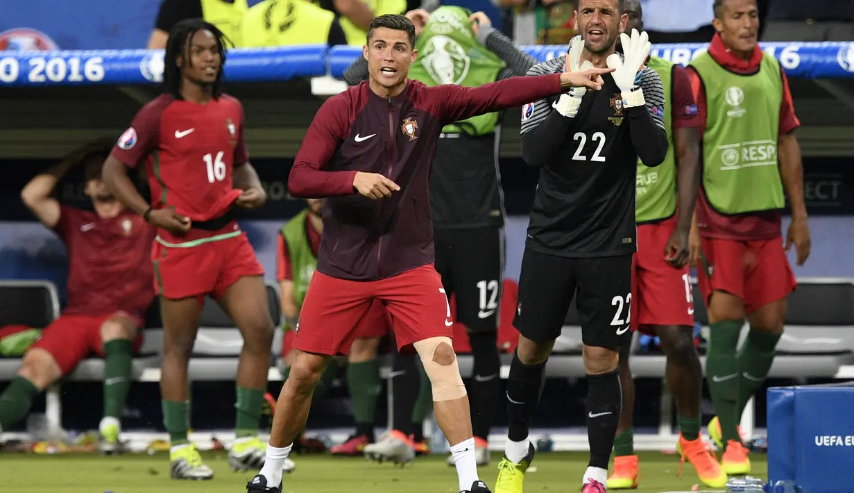 Cristiano Ronaldo memberikan instruksi kepada pemain Portugal saat melawan Prancis di laga Final Euro 2016 di Stade de France pada 10 Juli 2016. Portugal menang 1-0 atas Prancis. (AFP/Martin Bureau)