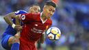 Gelandang Liverpool, Philippe Coutinho, berusaha melewati bek Leicester, Danny Simpson, pada laga Premier League di Stadion King Power, Leicester, Sabtu (23/9/2017). Leicester kalah 2-3 dari Liverpool. (AP/Mike Egerton)