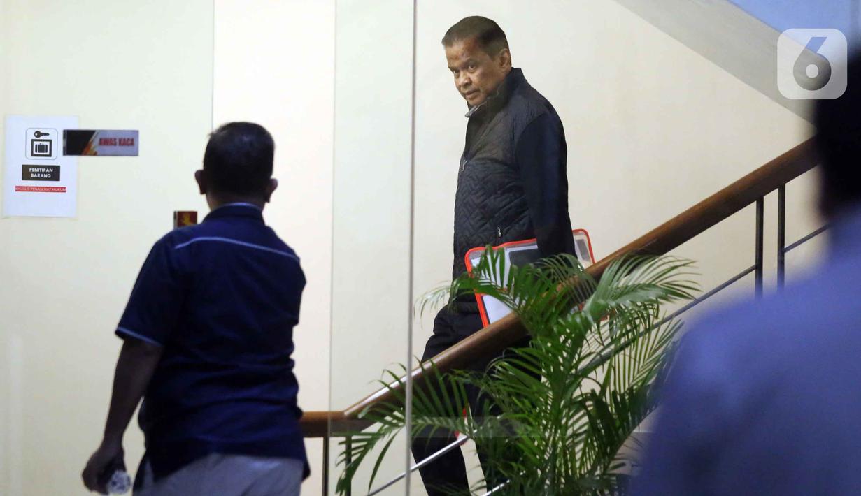 Ia juga membantah, Maktour mendapatkan kuota secara berlebihan. Tampak dalam foto, pemilik agen perjalanan haji dan umroh, Maktour Travel, Fuad Hasan Masyhur (kiri) saat akan meninggalkan Gedung Merah Putih Komisi Pemberantasan Korupsi (KPK), Jakarta, Senin (26/1/2025). (Liputan6.com/Helmi Fithriansyah)