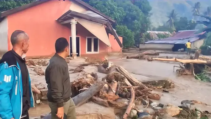 Banjir Bandang Terjang Parigi Moutong, Jalur Trans Sulawesi Lumpuh