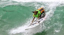 Seekor anjing, Parafina Martins bersaing dalam kompetisi Surf City Surf Dog di Huntington Beach, California pada 28 September 2019. Para anjing menunjukkan keahlian mereka dengan menaklukkan ombak setinggi satu sampai tiga kaki. (Kyle Grillot / AFP)
