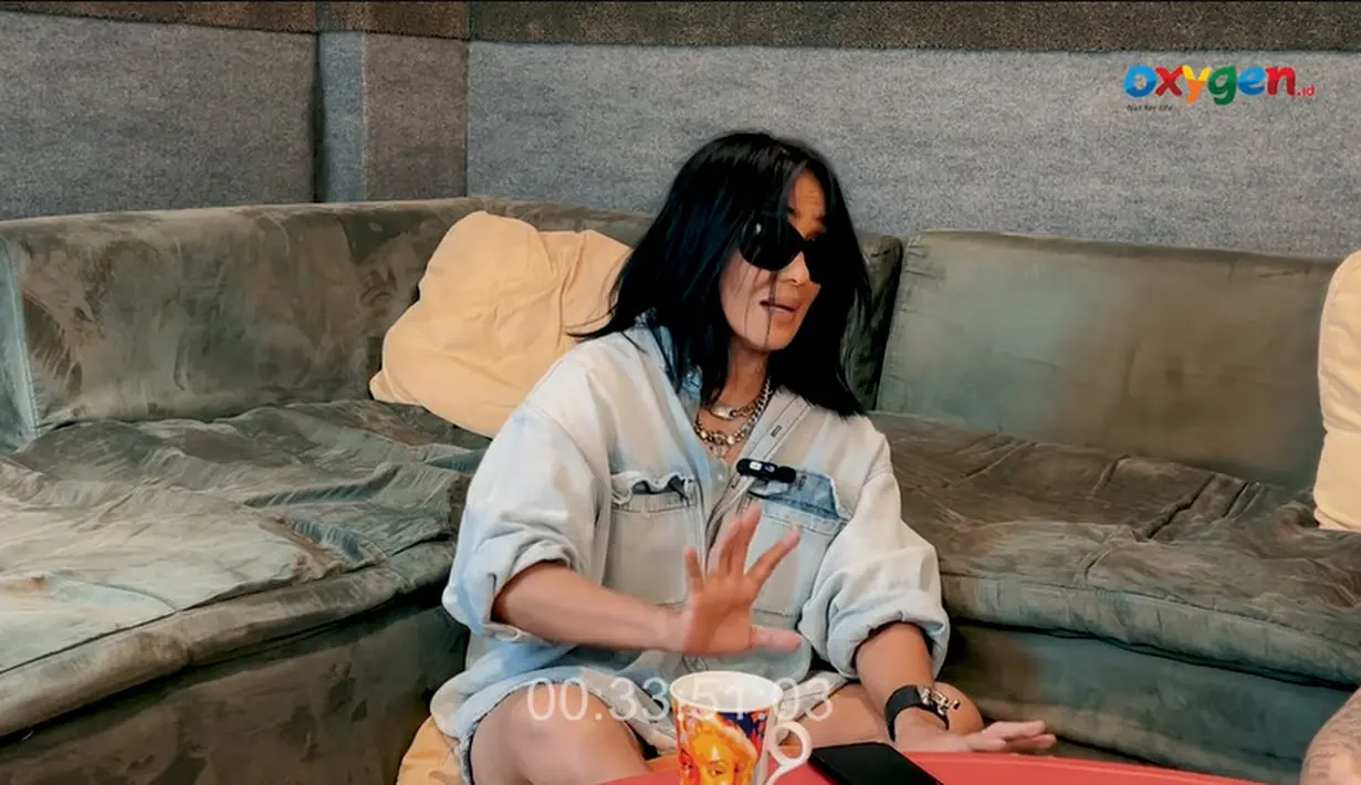 Nama Atiek CB populer dengan banyak lagu hits, diantaranya Risau, Akh, Permohonan, Suka - Suka, Kekang, Optimis, Maafkan, Terserah Boy, Dia, Berhentilah, Kau Dimana, Terapung. Lagu-lagunya juga masih sering terdengar di radio-radio. [Youtube/Ferdy ELEMENT]