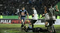 Pemain Arema jatuh bangun saat menghadapi Persela karena lapangan di Stadion Gajayana, Malang, licin. (Bola.com/Iwan Setiawan)