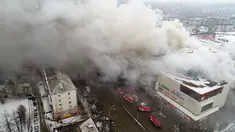 Asap tebal mengepul dalam kebakaran yang melanda pusat perbelanjaan Winter Cherry di Kota Kemerovo, Siberia, Rusia, Minggu (25/3). Setidaknya 37 orang tewas dan puluhan lainnya dilaporkan hilang. (Russian Ministry for Emergency Situations photo via AP)