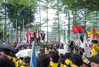 Mahasiswa demo Hardiknas di depan gedung Kementerian Pendidikan Tinggi, Sains, dan Teknologi (Kemdiktisaintek). (Liputan6.com/Riefqy Alief)