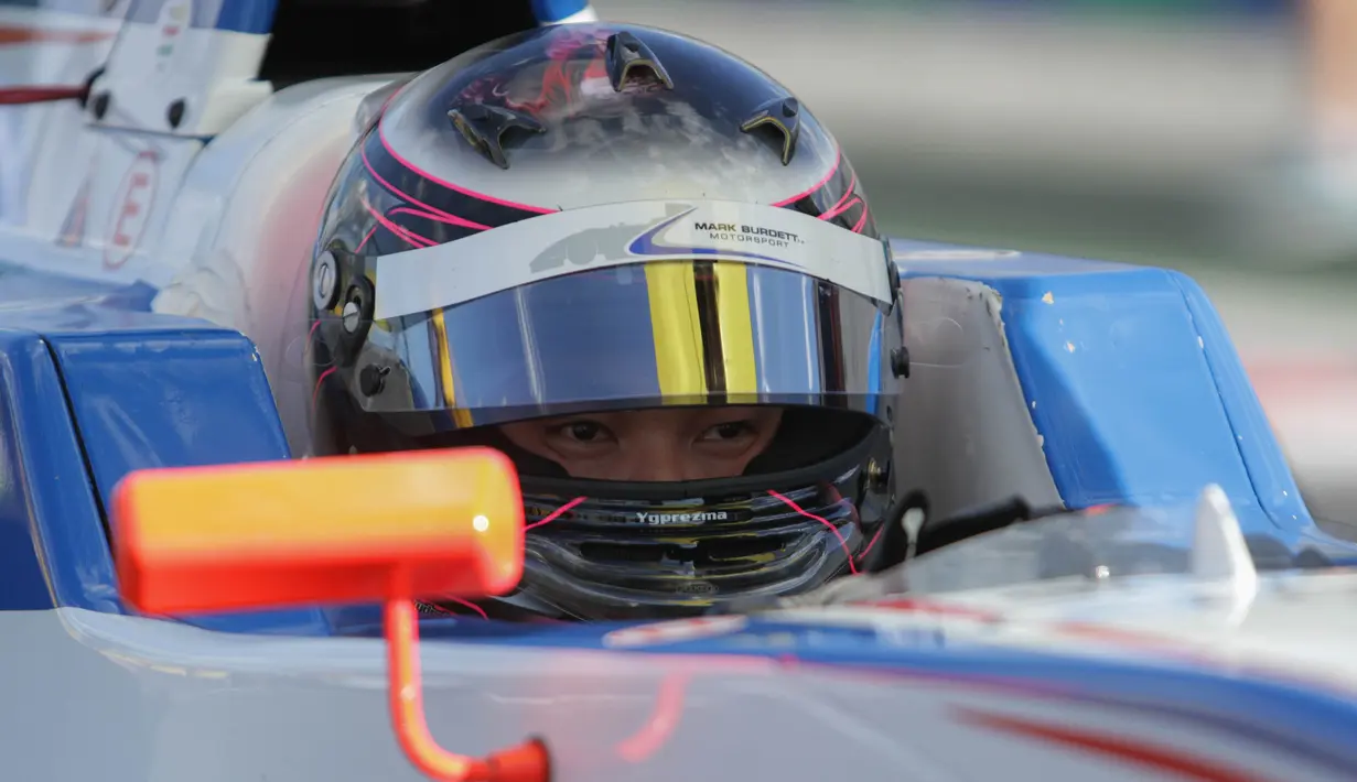 Pebalap Indonesia, Presley Martono, bersiap mengikuti balapan pertama seri kelima Formula Renault 2.0 Eurocup Hungaria di Sirkuit Hungaroring, Sabtu (1/7/2017). Start dari posisi ke-21, Presley finis di peringkat ke-17. (Bola.com/Reza Khomaini)