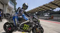 Motor dengan Mesin V4 Bermasalah, Yamaha Akhiri Hari Kedua Tes Pramusim MotoGP Sepang: Besok Terancam Tidak Ikut