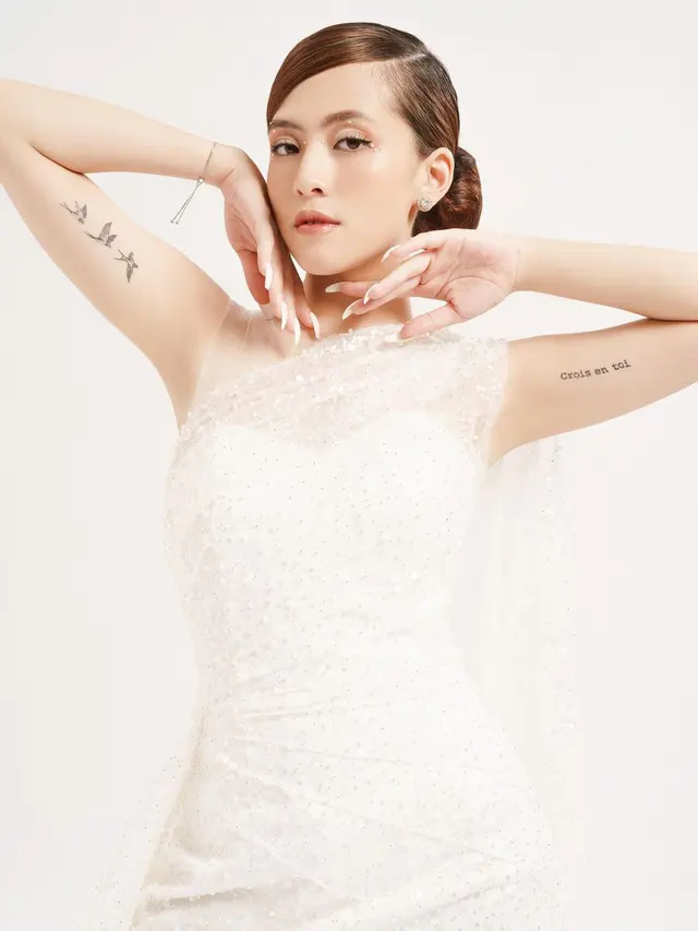 Gaya Adhisty Zara Photoshoot Pakai Gaun Pengantin, Tato di Punggung dan Lengan Curi Perhatian