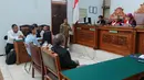 Di ruang sidang yang di gelar di Pengadilan Negeri Jakarta Selatan, Senin, Dhea duduk bersama dua orang lain yang juga diajukan sebagai saksi. (Adrian Putra/Bintang.com)