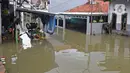 Suasana banjir di RW 07, Kelurahan Pekayon, Jakarta Timur, Sabtu (20/2/2021). Banjir di kawasan tersebut terjadi akibat curah hujan yang tinggi. (Liputan6.com/Herman Zakharia)