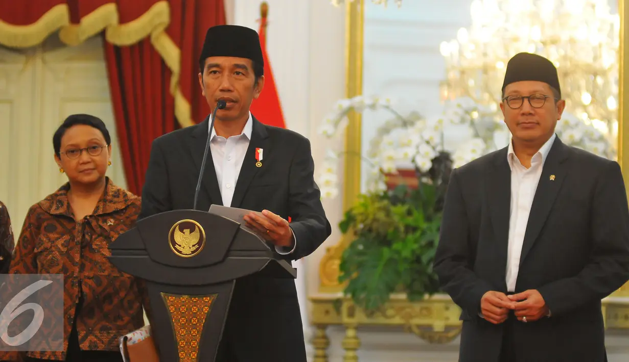 Presiden Jokowi saat memberikan keterangan pers kenaikan Kuota Haji yang diberikan oleh Pemerintahan Arab Saudi untuk Indonesia di Istana Merdeka, Rabu (11/1). Indonesia di tahun 2017 mendapatkan kenaikan Kuota Haji. (Liputan6.com/Angga Yuniar)