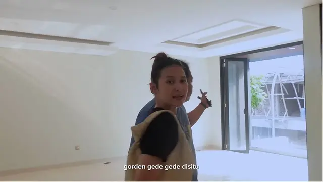 Tinggal Diisi Perabot, Ini 8 Potret Indah Permatasari Tengok Progres Rumah Baru