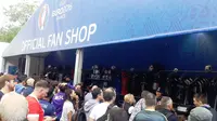 Suporter terlihat mengunjungi toko souvenir Piala Eropa di sela waktu jeda semifinal Piala Eropa 2016 di Paris, Prancis. (Bola.com/Ary Wibowo). 