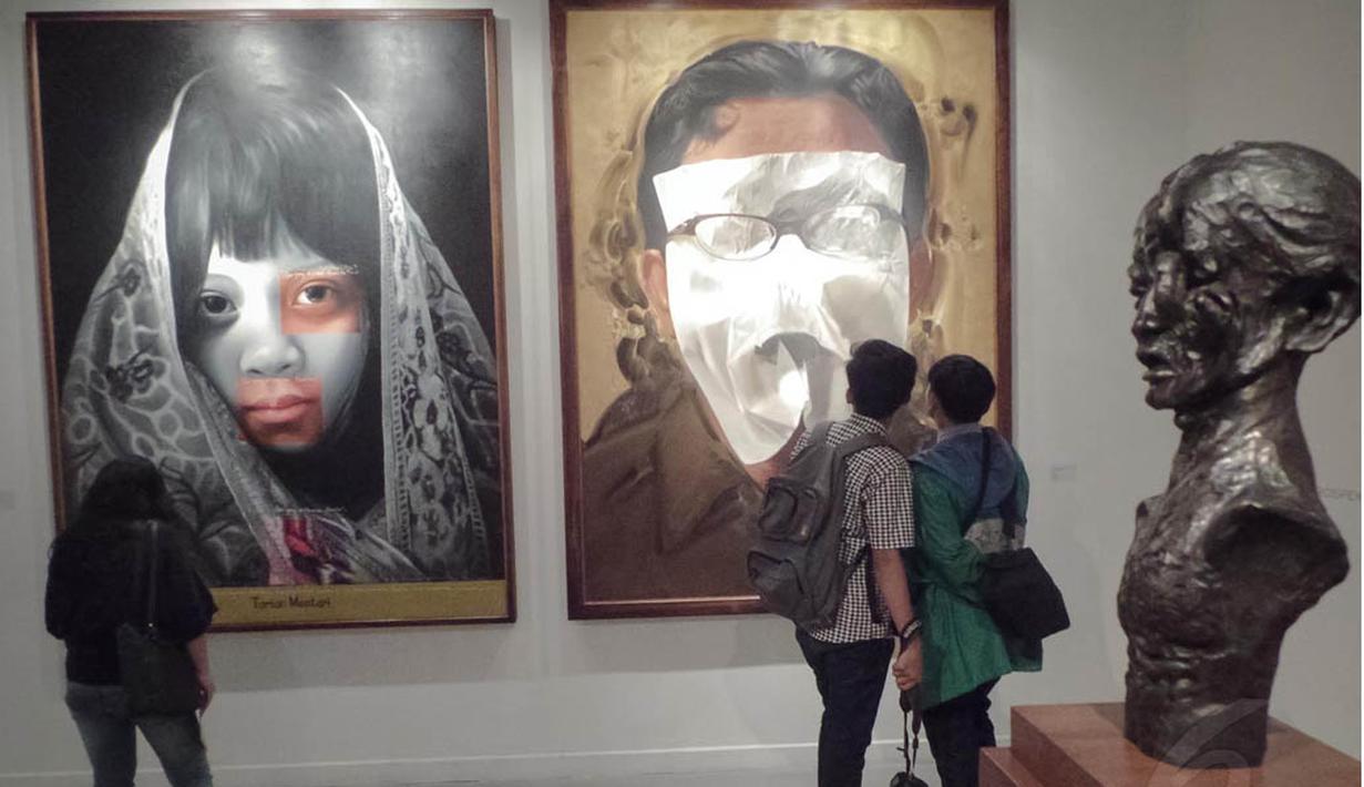 Pengunjung sedang memperhatikan boneka karya Pupuk. D.P di Galeri Nasional, Jakarta, Jumat (15/8/14). (Liputan6.com/Faizal Fanani)