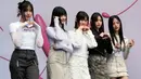Minji tampil dengan rambut hitam panjang yang dibiarkan tergerai. (AP Photo/Ahn Young-joon)