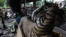 Perajin membuat patung berbahan dasar batu alam di Sanggar Dunia Batu Alam, Jakarta, Senin (5/12/2020). Sebelum pandemi Covid-19 perajin batu alam mengaku mendapatkan omzet Rp200 juta - Rp300 juta sebulan, namun kini hanya mampu mengantongi Rp30 juta - Rp50 juta sebulan. (merdeka.com/Imam Buhori)