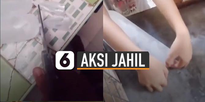 VIDEO: Aksi Jahil Penjual Es Batu Gunting Ujung Plastik, Pembeli Kerepotan