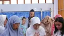 Tampak dibarisan ibu-ibu saf paling belakang, Sophia Latjuba bersama putrinya ikut salat Jenazah. (Adrian Putra/Bintang.com)