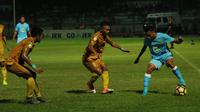 Winger Persela Lamongan, Saddil Ramdani, dikawal dua pemain Bhayangkara FC di Stadion Surajaya, Rabu (14/3/2018) malam. (Bola.com/Aditya Wany)