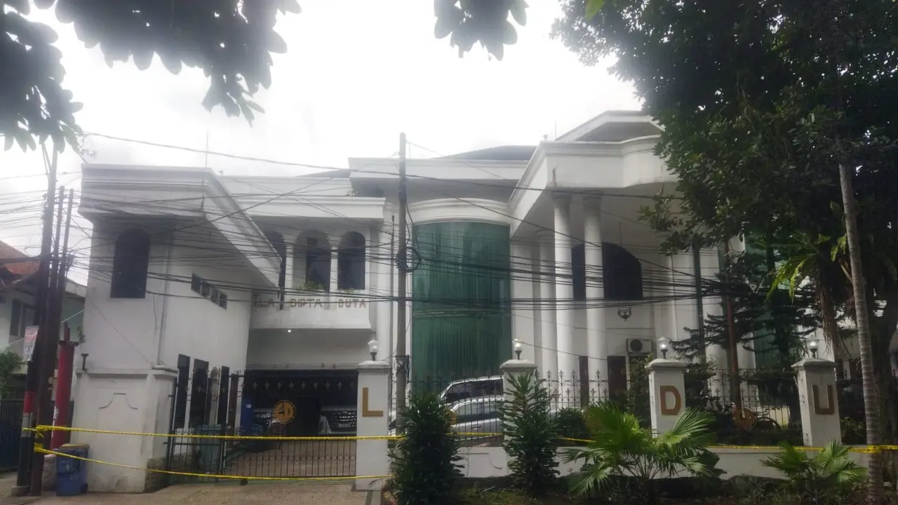 Kantor PT Laduta Car Rental sekaligus kantor hukum Berlin Pandiangan & Rekan kini dipasang garis polisi (Liputan6.com/Achmad Sudarno)