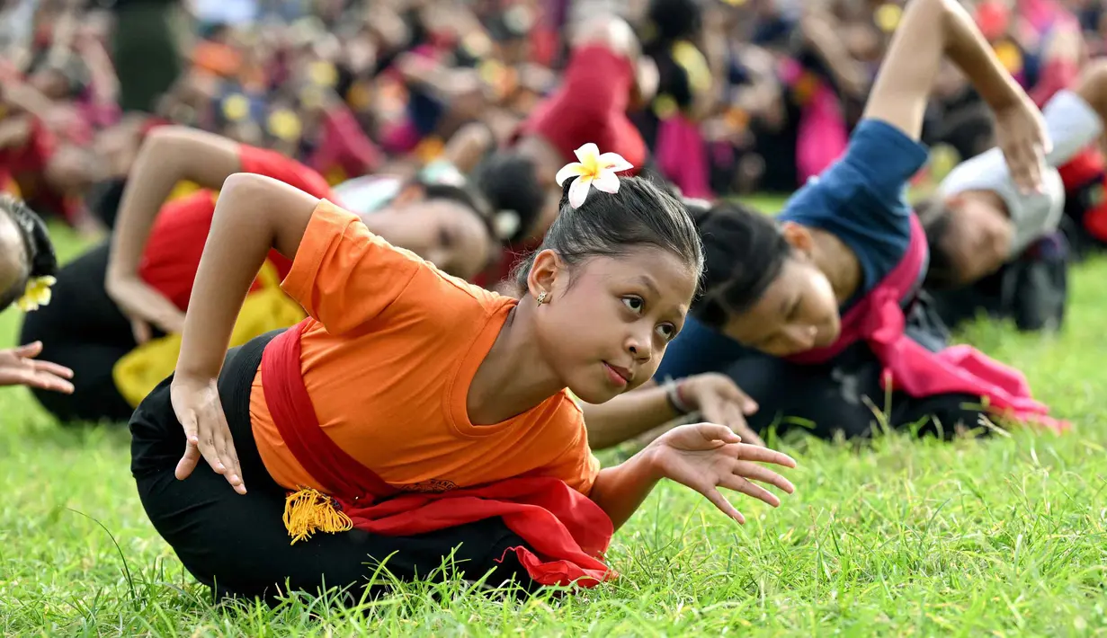 Anak-anak menampilkan tarian tradisional untuk menyambut malam pergantian tahun di Bali, pada Rabu 31 Desember 2025. (SONNY TUMBELAKA/AFP)