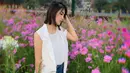 Wanita berambut pendek sebahu ini memang sering tampil kasual di beberapa kesempatan. Pada foto ini, Eva pun terlihat menggunakan blazer tanpa lengan dan dipadukan dengan baju putih serta celana denim. (Liputan6.com/IG/@eva_anindita_zachrie)