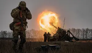 Tentara Ukraina menembakkan sistem artileri Pion ke posisi Rusia dekat Bakhmut, wilayah Donetsk, Ukraina, 16 Desember 2022. Pakta Pertahanan Atlantik Utara atau NATO dan sejumlah pengamat mengungkapkan perang bisa terjadi dalam beberapa bulan, tahun atau bahkan hingga waktu yang tak terbatas. (AP Photo/LIBKOS, File)